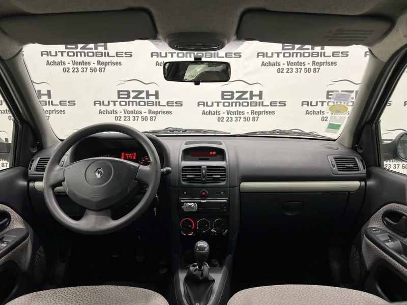 Photo 8 de l'offre de RENAULT CLIO II 1.2 16V 75CH CAMPUS 3P à 5990€ chez BZH Automobiles