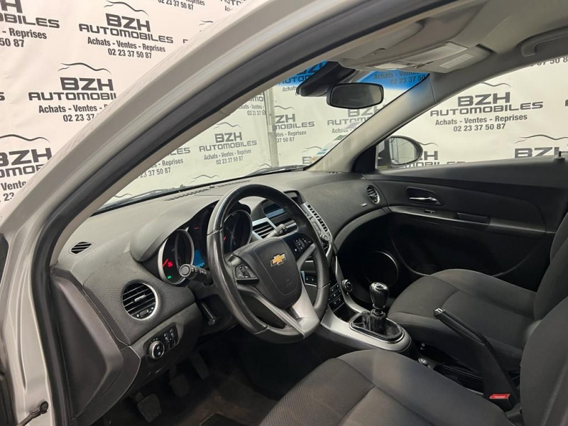 Photo 13 de l'offre de CHEVROLET CRUZE 1.6 16V LT 5P à 10990€ chez BZH Automobiles
