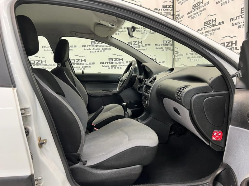 Photo 11 de l'offre de PEUGEOT 206 1.1 XR PRESENCE 5P à 5990€ chez BZH Automobiles