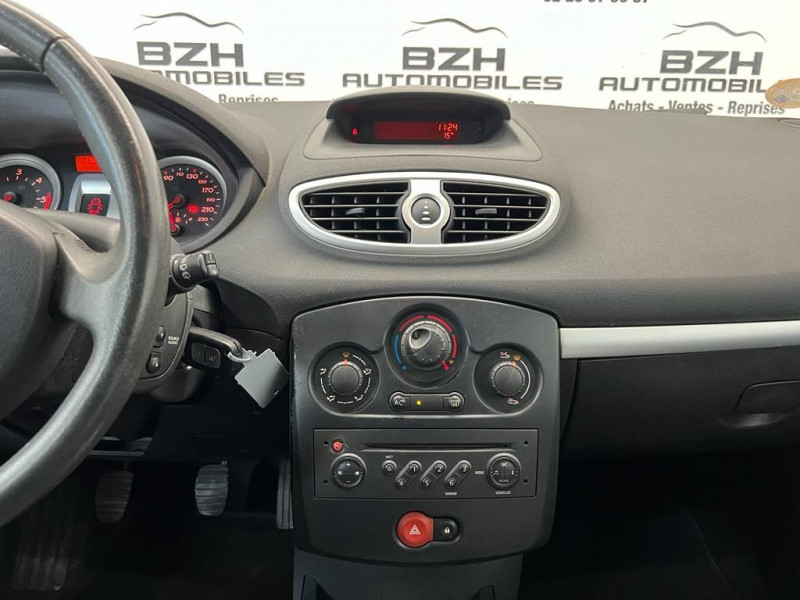 Photo 14 de l'offre de RENAULT CLIO III 1.5 DCI 70CH DYNAMIQUE 3P à 5990€ chez BZH Automobiles