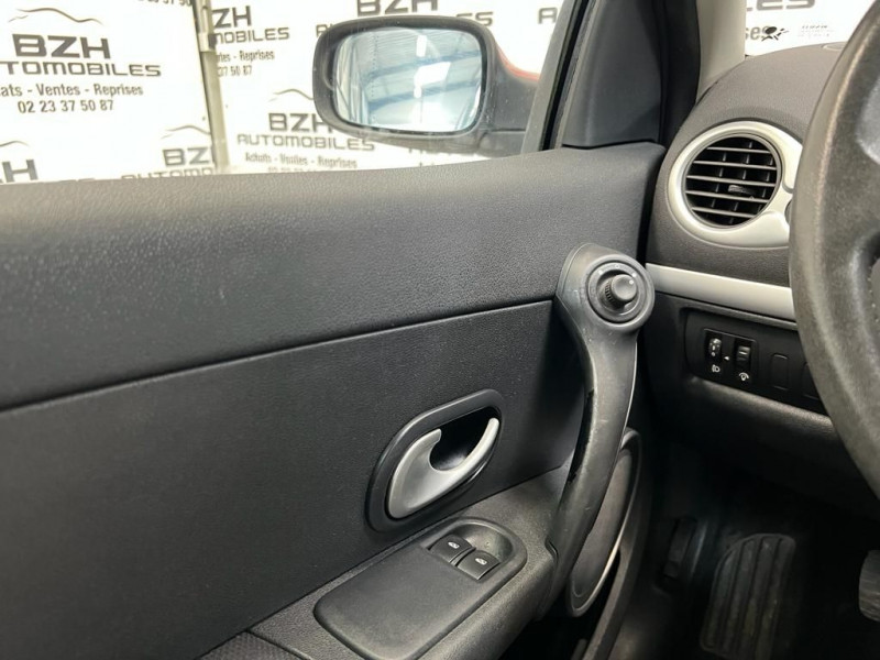 Photo 18 de l'offre de RENAULT CLIO III 1.5 DCI 70CH DYNAMIQUE 3P à 5990€ chez BZH Automobiles