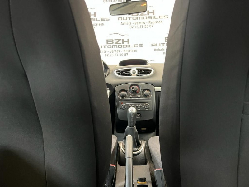 Photo 15 de l'offre de RENAULT CLIO III 1.5 DCI 70CH DYNAMIQUE 3P à 5990€ chez BZH Automobiles