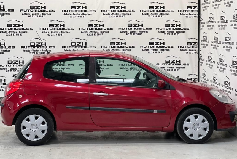 Photo 2 de l'offre de RENAULT CLIO III 1.5 DCI 70CH DYNAMIQUE 3P à 5990€ chez BZH Automobiles