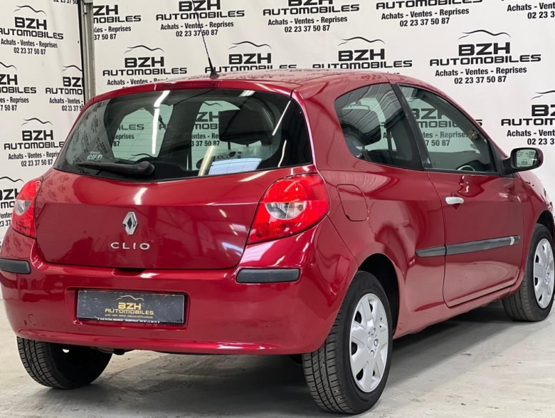 Photo 3 de l'offre de RENAULT CLIO III 1.5 DCI 70CH DYNAMIQUE 3P à 5990€ chez BZH Automobiles