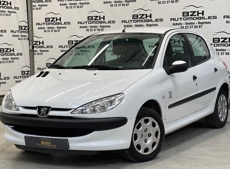 Photo 1 de l'offre de PEUGEOT 206 1.1 XR PRESENCE 5P à 5990€ chez BZH Automobiles