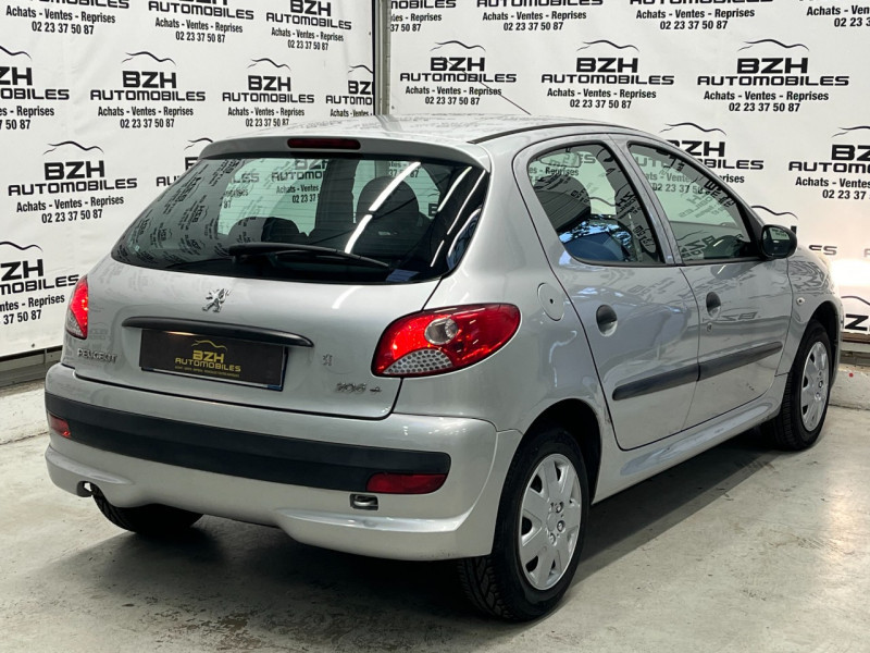 Photo 4 de l'offre de PEUGEOT 206 + 1.1 URBAN 5P à 6490€ chez BZH Automobiles