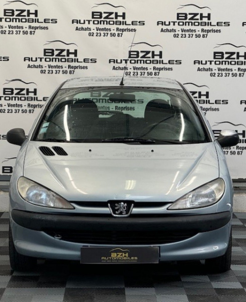 Photo 2 de l'offre de PEUGEOT 206 1.1 XR 3P à 5490€ chez BZH Automobiles