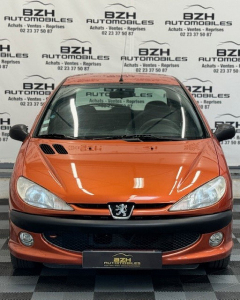 Photo 2 de l'offre de PEUGEOT 206 1.4 XR PRESENCE 3P à 5490€ chez BZH Automobiles