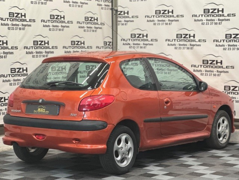 Photo 4 de l'offre de PEUGEOT 206 1.4 XR PRESENCE 3P à 5490€ chez BZH Automobiles