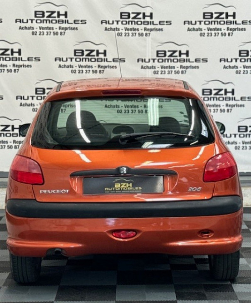 Photo 5 de l'offre de PEUGEOT 206 1.4 XR PRESENCE 3P à 5490€ chez BZH Automobiles