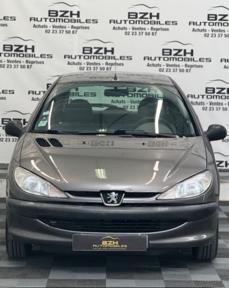 Photo 3 de l'offre de PEUGEOT 206 1.1 XR PRESENCE 3P à 5490€ chez BZH Automobiles