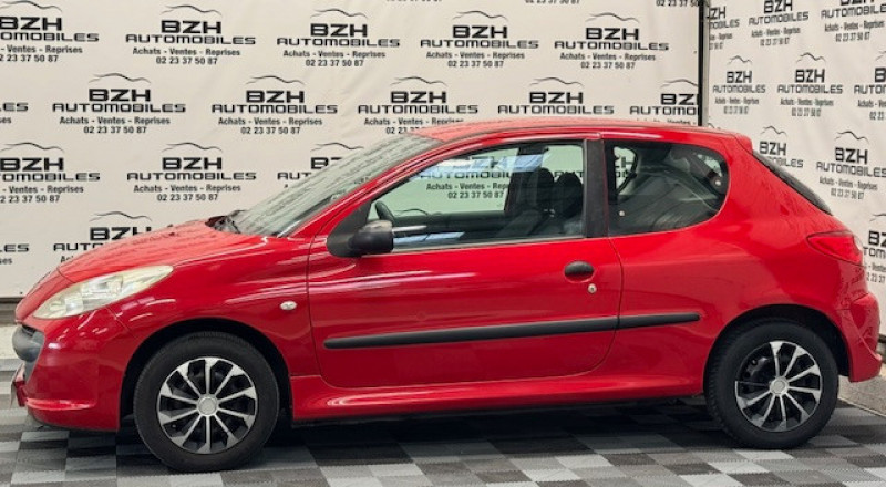 Photo 3 de l'offre de PEUGEOT 206 + 1.1 URBAN EURO5 3P à 5990€ chez BZH Automobiles