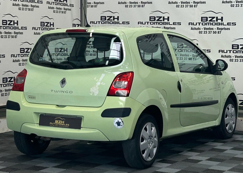 Photo 6 de l'offre de RENAULT TWINGO II 1.2 16V 75CH EXPRESSION à 5990€ chez BZH Automobiles