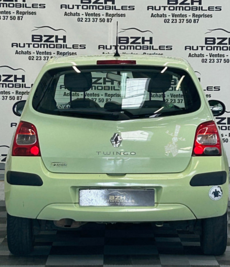 Photo 4 de l'offre de RENAULT TWINGO II 1.2 16V 75CH EXPRESSION à 5990€ chez BZH Automobiles