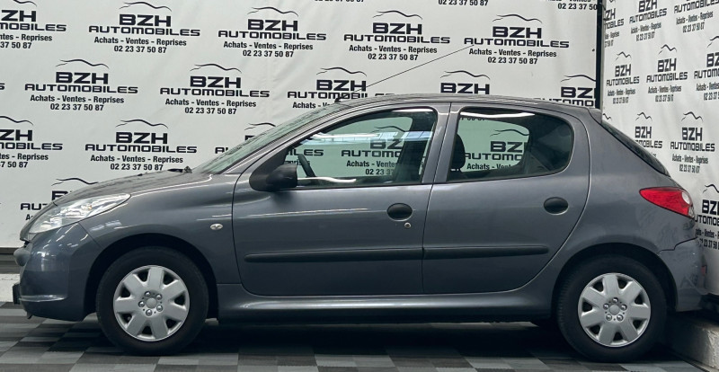 Photo 2 de l'offre de PEUGEOT 206 + 1.4 URBAN 5P à 7990€ chez BZH Automobiles