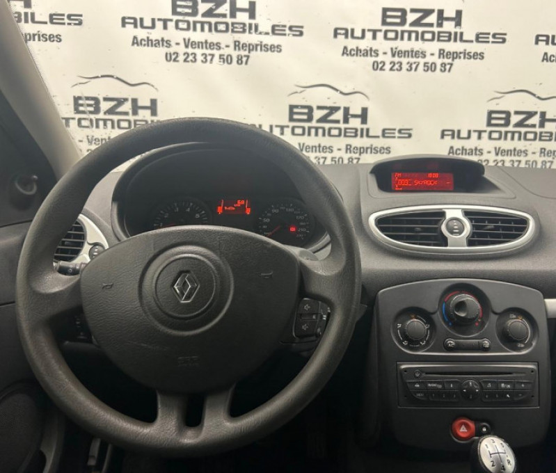 Photo 8 de l'offre de RENAULT CLIO III 1.2 16V 75CH EXPRESS CLIM 5P à 6990€ chez BZH Automobiles