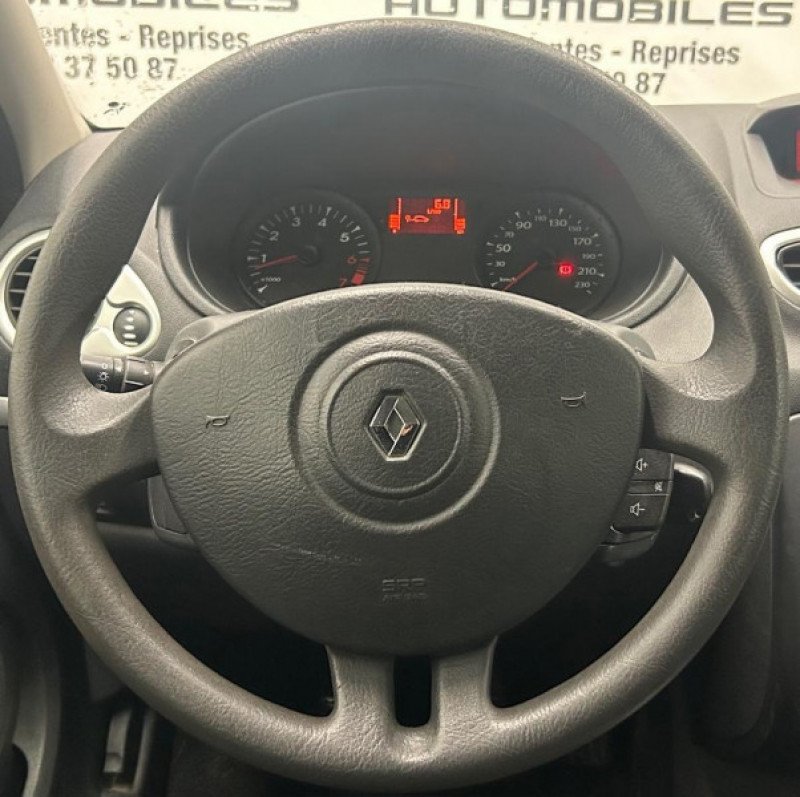 Photo 10 de l'offre de RENAULT CLIO III 1.2 16V 75CH EXPRESS CLIM 5P à 6990€ chez BZH Automobiles