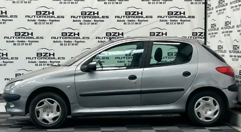 Photo 3 de l'offre de PEUGEOT 206 1.4 75CH X LINE 5P à 5490€ chez BZH Automobiles