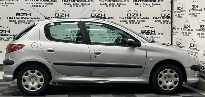 Photo 6 de l'offre de PEUGEOT 206 1.4 GENERATION 5P à 6990€ chez BZH Automobiles