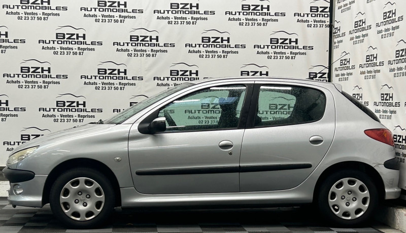 Photo 2 de l'offre de PEUGEOT 206 1.4 GENERATION 5P à 6990€ chez BZH Automobiles