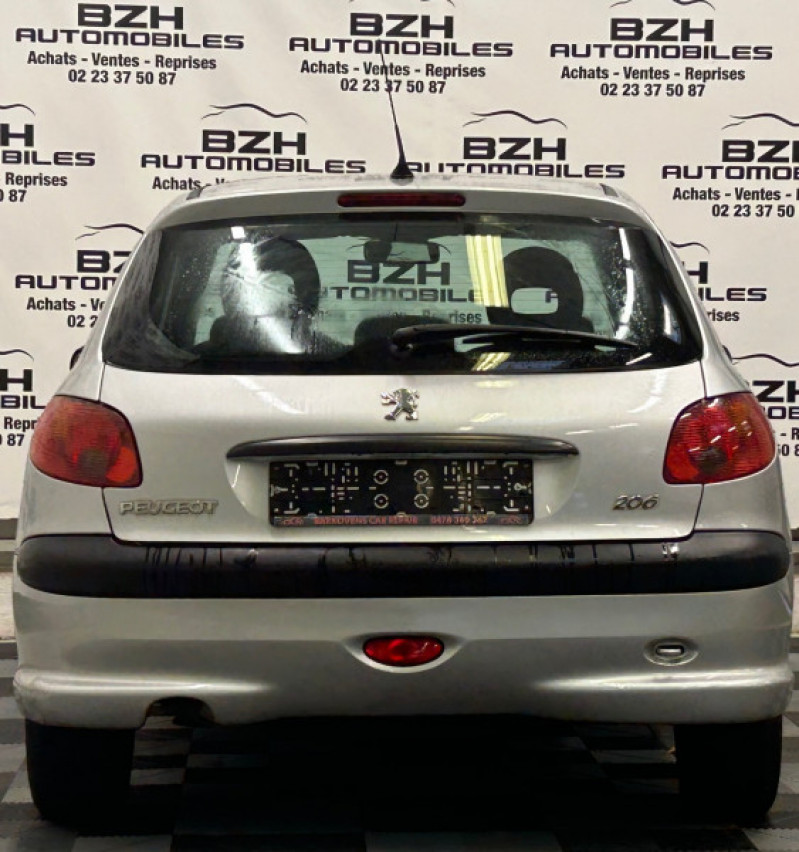 Photo 4 de l'offre de PEUGEOT 206 1.4 GENERATION 5P à 6990€ chez BZH Automobiles