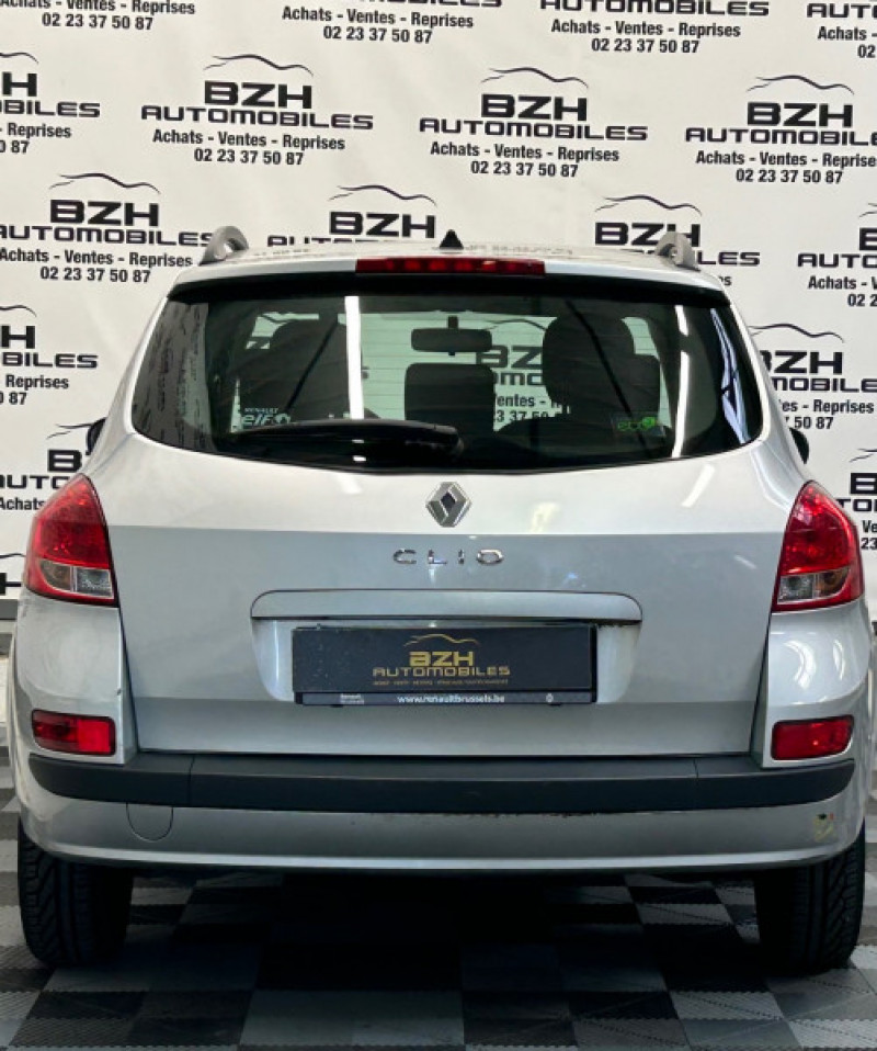 Photo 4 de l'offre de RENAULT CLIO III ESTATE 1.2 16V 75CH AUTHENTIQUE à 10490€ chez BZH Automobiles