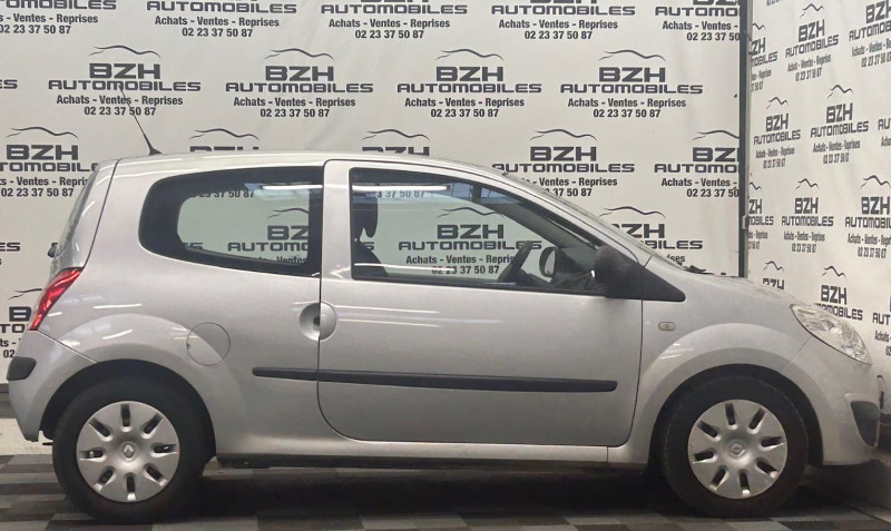 Photo 3 de l'offre de RENAULT TWINGO II 1.2 16V 75CH EXPRESSION GARANTIE 12 MOIS à 5490€ chez BZH Automobiles