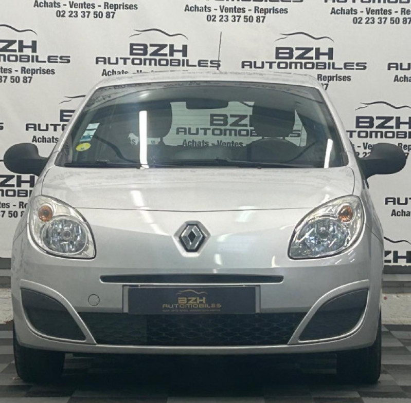 Photo 2 de l'offre de RENAULT TWINGO II 1.2 16V 75CH EXPRESSION GARANTIE 12 MOIS à 5490€ chez BZH Automobiles