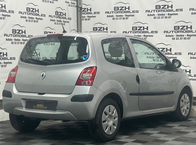 Photo 4 de l'offre de RENAULT TWINGO II 1.2 16V 75CH EXPRESSION GARANTIE 12 MOIS à 5490€ chez BZH Automobiles