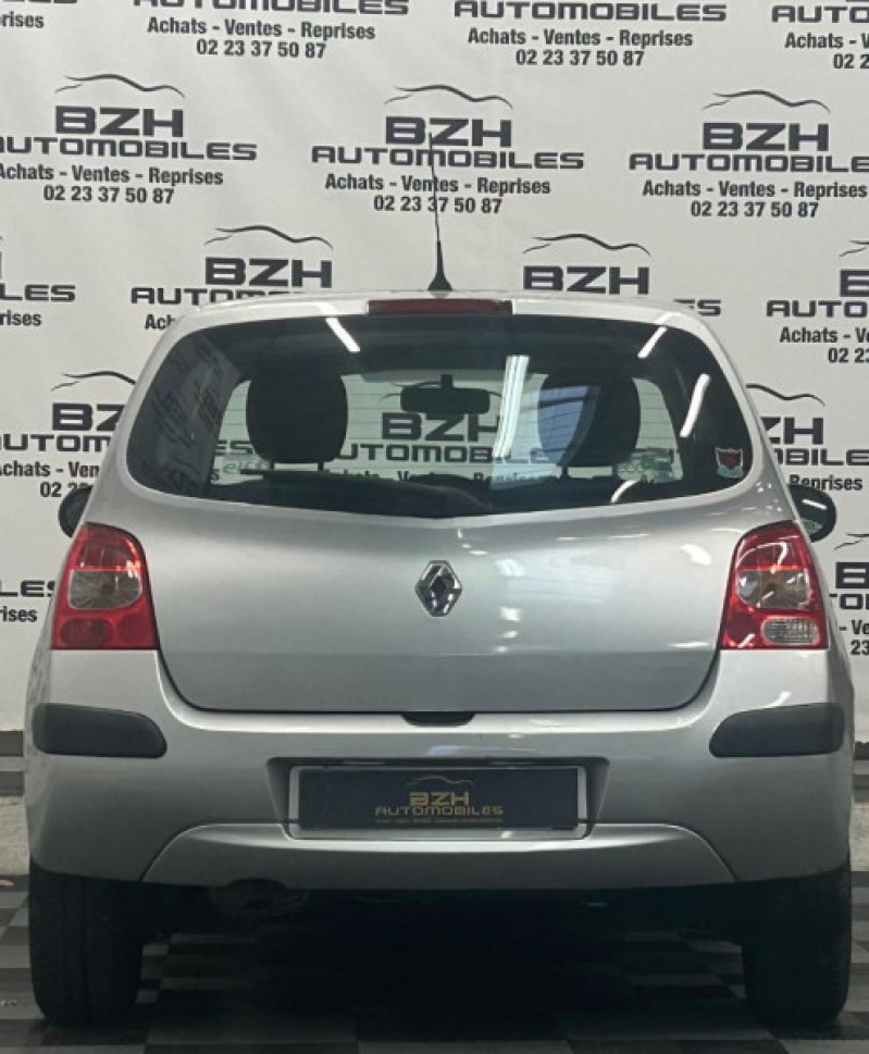 Photo 5 de l'offre de RENAULT TWINGO II 1.2 16V 75CH EXPRESSION GARANTIE 12 MOIS à 5490€ chez BZH Automobiles