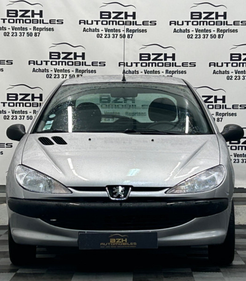 Photo 2 de l'offre de PEUGEOT 206 1.1 XR 3P GARANTIE 12 MOIS à 4490€ chez BZH Automobiles