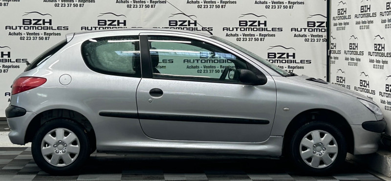 Photo 3 de l'offre de PEUGEOT 206 1.1 XR 3P GARANTIE 12 MOIS à 4490€ chez BZH Automobiles