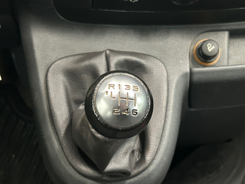 Photo 11 de l'offre de PEUGEOT EXPERT TEPEE 2.0 HDI 125CH CONFORT 6 PLACES "CLIM / RADAR / ATTELAGE + FAISCEAU * GARANTIE 12 à 11490€ chez BZH Automobiles