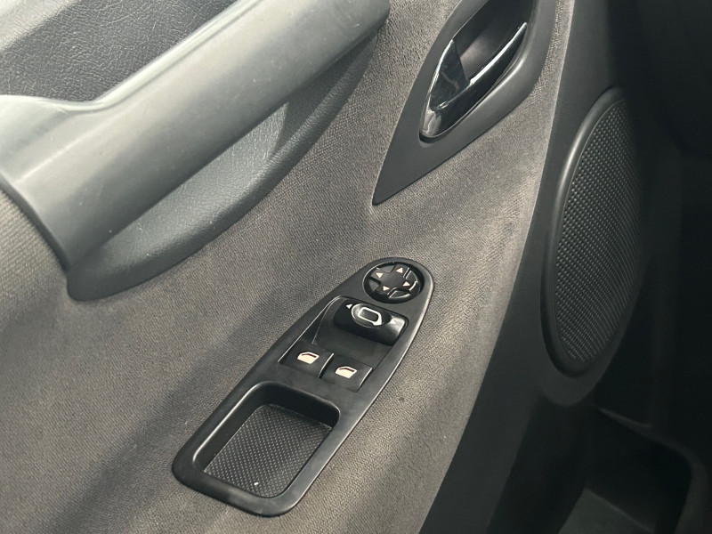 Photo 8 de l'offre de PEUGEOT EXPERT TEPEE 2.0 HDI 125CH CONFORT 6 PLACES "CLIM / RADAR / ATTELAGE + FAISCEAU * GARANTIE 12 à 11490€ chez BZH Automobiles