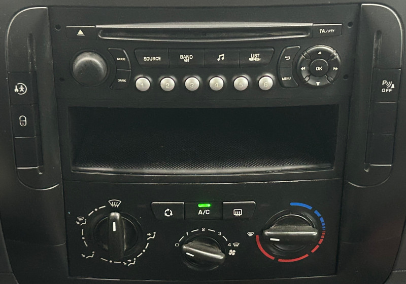 Photo 10 de l'offre de PEUGEOT EXPERT TEPEE 2.0 HDI 125CH CONFORT 6 PLACES "CLIM / RADAR / ATTELAGE + FAISCEAU * GARANTIE 12 à 11490€ chez BZH Automobiles