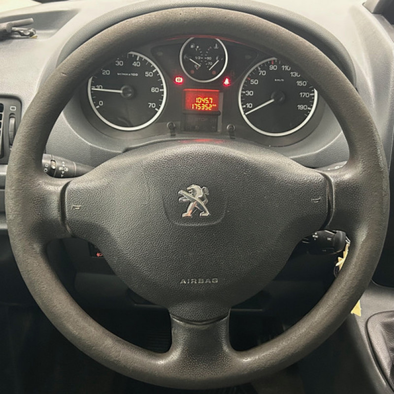 Photo 7 de l'offre de PEUGEOT EXPERT TEPEE 2.0 HDI 125CH CONFORT 6 PLACES "CLIM / RADAR / ATTELAGE + FAISCEAU * GARANTIE 12 à 11490€ chez BZH Automobiles