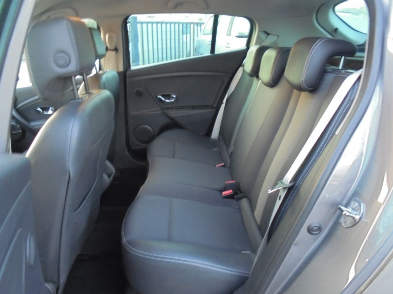 Photo 7 de l'offre de RENAULT MEGANE III 1.5 DCI 110CH BOSE EDC ECO² à 10490€ chez Agence AVR Automobile