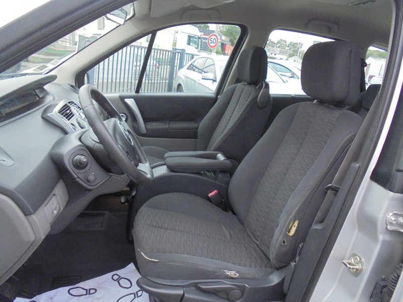Photo 4 de l'offre de RENAULT GRAND SCENIC II 2.0 DCI 150CH FAP DYNAMIQUE 5 PLACES à 3990€ chez Agence AVR Automobile