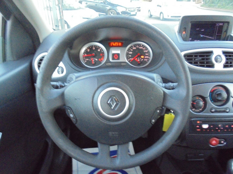 Photo 5 de l'offre de RENAULT CLIO III 1.5 DCI 75CH EXPRESSION CLIM ECO² 5P à 5890€ chez Agence AVR Automobile