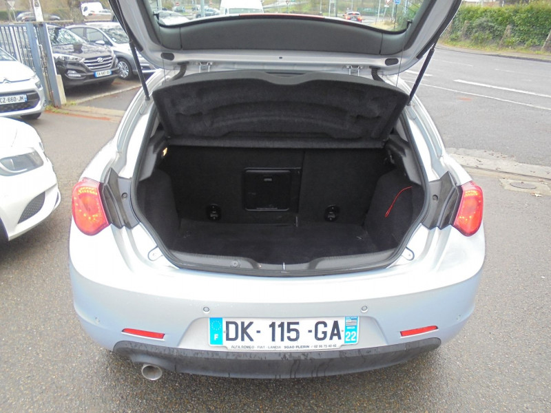 Photo 12 de l'offre de ALFA ROMEO GIULIETTA 1.6 JTDM 105CH DISTINCTIVE STOP&START à 8990€ chez Agence AVR Automobile