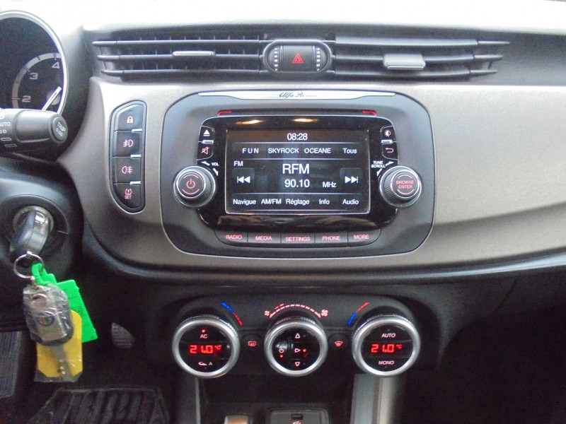 Photo 4 de l'offre de ALFA ROMEO GIULIETTA 1.6 JTDM 105CH DISTINCTIVE STOP&START à 8990€ chez Agence AVR Automobile