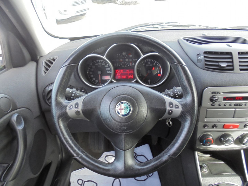 Photo 4 de l'offre de ALFA ROMEO 147 1.6 120CH DISTINCTIVE 5P à 4890€ chez Agence AVR Automobile