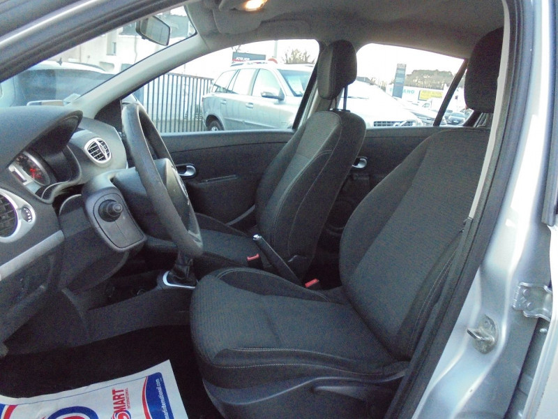 Photo 6 de l'offre de RENAULT CLIO III 1.5 DCI 75CH EXPRESSION CLIM ECO² 5P à 5890€ chez Agence AVR Automobile