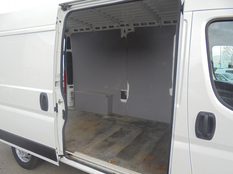 Photo 3 de l'offre de PEUGEOT BOXER FG 330 L2H2 2.2 BLUEHDI S&S 120CH PREMIUM à 24990€ chez Agence AVR Automobile