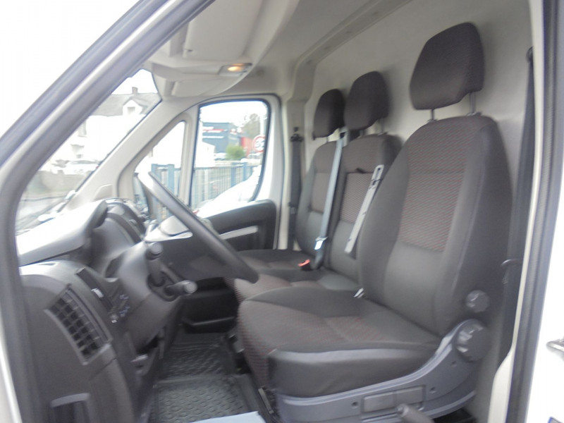 Photo 6 de l'offre de PEUGEOT BOXER FG 330 L2H2 2.2 BLUEHDI S&S 120CH PREMIUM à 24990€ chez Agence AVR Automobile