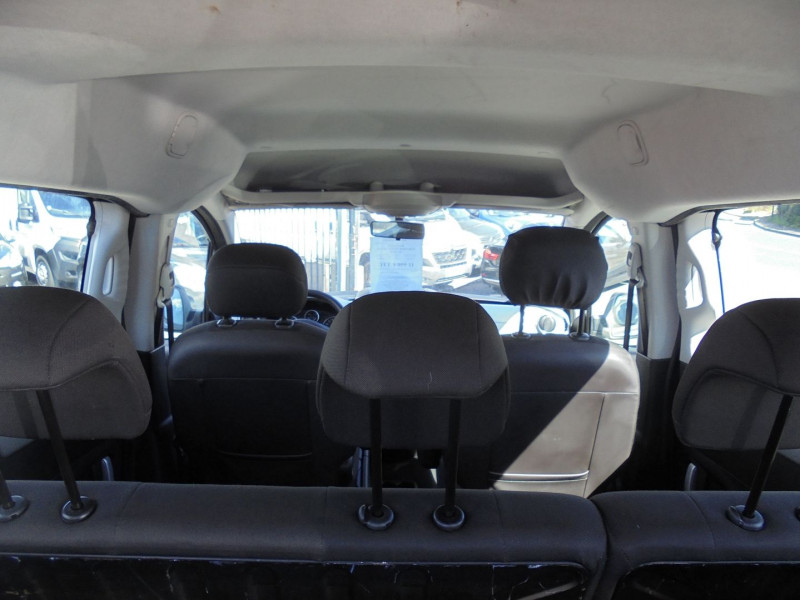 Photo 11 de l'offre de PEUGEOT PARTNER TEPEE 1.6 VTI ACTIVE à 11990€ chez Agence AVR Automobile