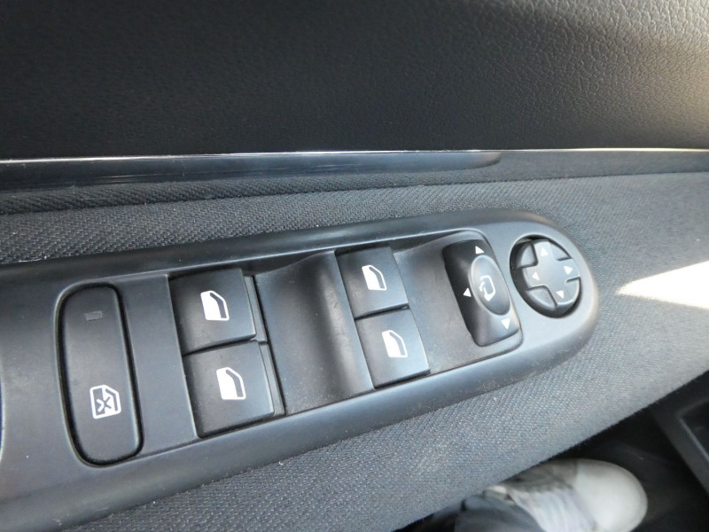 Photo 11 de l'offre de PEUGEOT 3008 1.2 PURETECH STYLE II S&S à 11990€ chez Agence AVR Automobile
