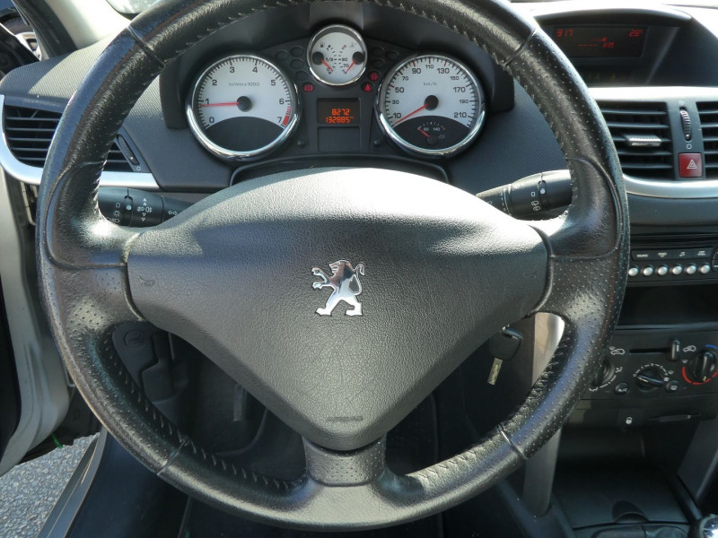 Photo 10 de l'offre de PEUGEOT 207 1.4 VTI 16V PREMIUM 3P à 5490€ chez Agence AVR Automobile