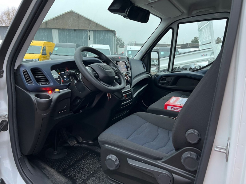 Photo 5 de l'offre de IVECO DAILY 35C18 HI-MATIC MAXICARGO CAISSE 15.5 M3 + HAYON 750KG à 51540€ chez Bretagne Utilitaires