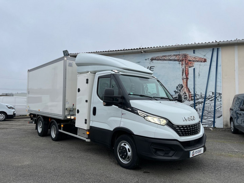 Photo 2 de l'offre de IVECO DAILY 35C18 HI-MATIC MAXICARGO CAISSE 15.5 M3 + HAYON 750KG à 51540€ chez Bretagne Utilitaires